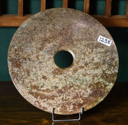 null 1 disque Bi en pierre dure brun/beige.

Chine 20 éme siècle. Diamètre : 30 cm....