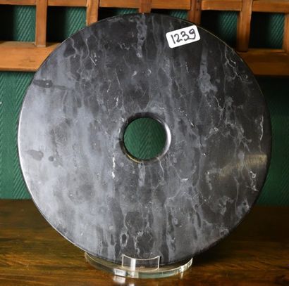 null 1 disque Bi en pierre dure noir/gris.

Chine 20 éme siècle. Diamètre : 30 cm....