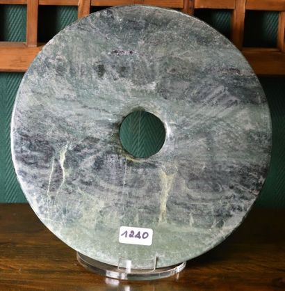 null 1 disque Bi en pierre dure vert/noir. Chine 20 éme siècle. Diamètre : 30,5 ...