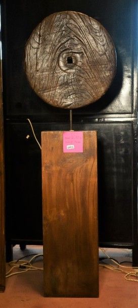 null 1 disque en bois 18 éme siècle monté sur un important socle en bois. Chine....