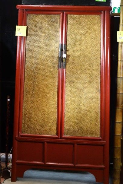 null 1 armoire trapézoïdale laquée rouge, 2 portes cannées. Chine 19 éme siècle....