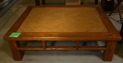 null 1 table en bois clair, centre canné.

Chine 19 éme siècle. Hauteur : 42 cm,...