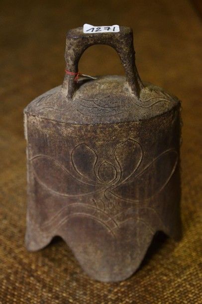 null 1 cloche en métal décorée d'un lotus, battant en os. Chine 18 éme siècle. Hauteur...