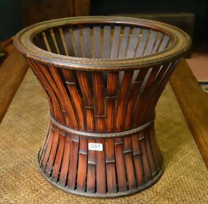 null 1 panier rond en lattes de bambou cerclé de bois en forme de tambour. Chine...