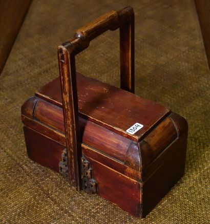 null 1 boite en bois laqué brun/roux couverte avec un poignée. Chine 19 éme siècle....