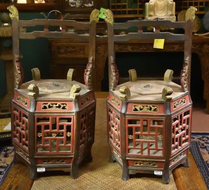 null 1 paire de lanternes en bois ajourée laquée rouge et or. Chine 19 éme siècle....