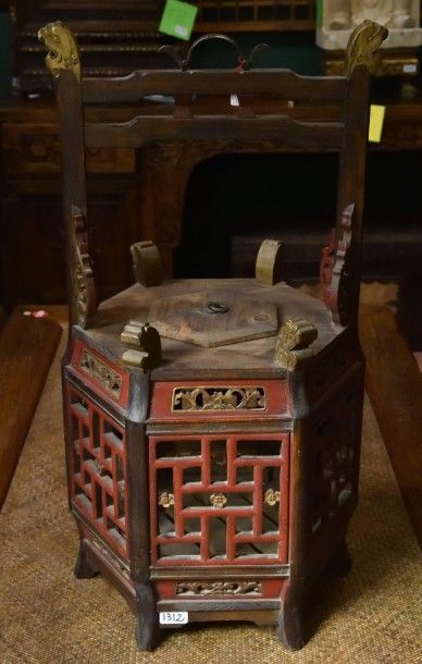 null 1 paire de lanternes en bois ajourée laquée rouge et or. Chine 19 éme siècle....