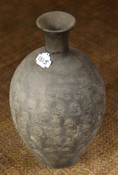 null 1 vase en terre cuite grise à décor de dragons dans des cercles. Chine 19 éme...