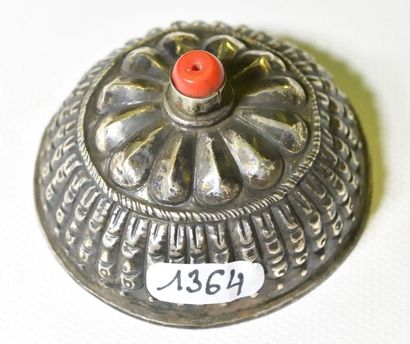 null 1 décor de harnais en métal ciselé avec une perle de corail .Tibet 19 éme siècle....