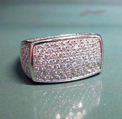   Bague chevalière en or gris 750°/00 (hibou) pavée de diamants taille brillant....