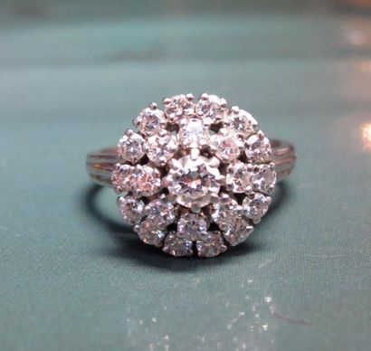   Bague rosace en or gris 7500/00 sertie de diamants taille brillant. 9 g. TDD 5...