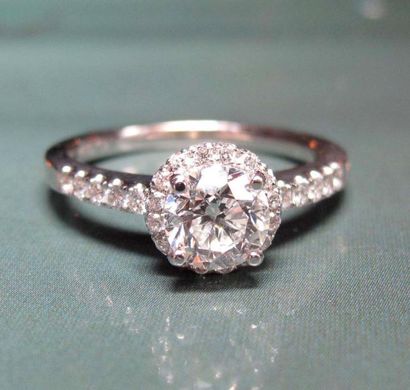   Bague en or gris 750°/00 (hibou) serti d'un diamant taille brillant de 1.00 carat...