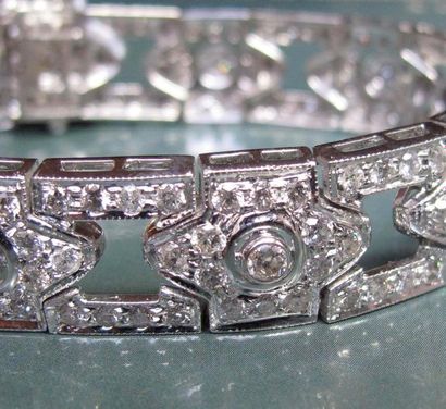   Bracelet articulé en or gis 750°/00 (hibou) à maillons repercés sertis de diamants...