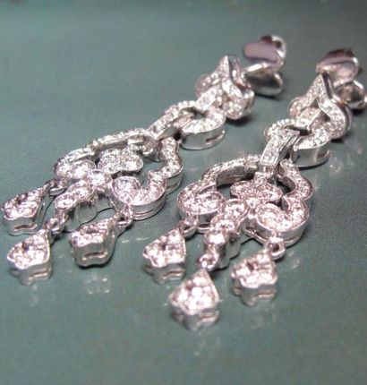   Paire de grandes boucles d'oreilles girandoles en or gris 750°/00 serties de diamants...