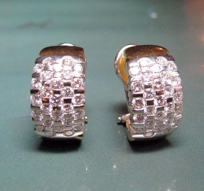   Paire de boucles d'oreilles clips en or deux tons 750°/00, pavées de diamants taille...
