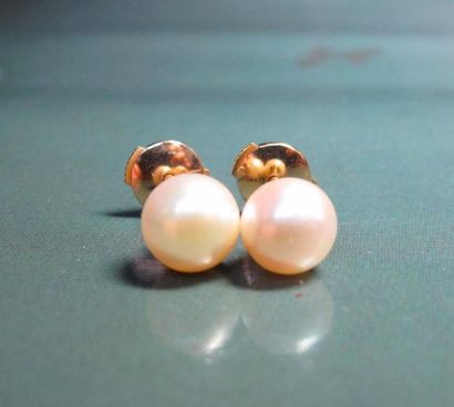   Paire de boucles d'oreilles serties chacune d'une perle de culture diamètre 6.5/7...