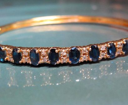   Bracelet en vermeil 925, serti de saphirs (traité) et petits diamants. 12.50 g