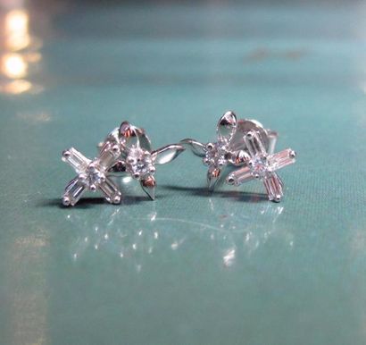   Paire de boucles d'oreilles en or gris 750°/00, ornées de fleurs serties de diamants...