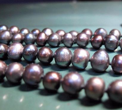  Long sautoir de perles de culture grises teintées baroques
