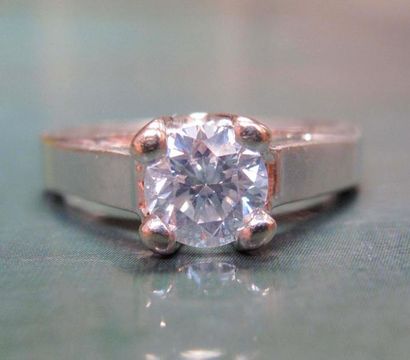   Bague en or 585°/00 (coquille) sertie d'un diamant taille brillant de 0.68 carat...