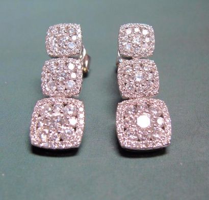   Paire de boucles d'oreilles en 750°/00 (hibou), serties de diamants taille brillant...
