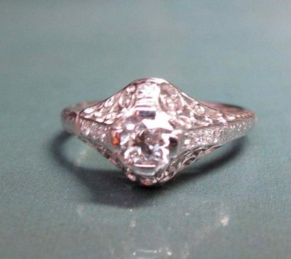   Bague en platine (mascaron) centrée d 'un diamant demi taille de 0.50 carat environ,...