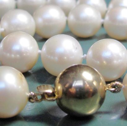   sautoir de grosses perles de culture diamètre 11.5/12 mm, le fermoir en or jaune...