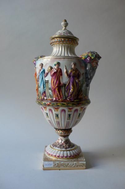 null CAPODIMONTE. Grand vase couvert polychrome à décor de scènes à l’antique, surmonté...