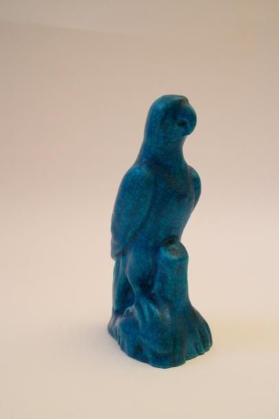 null LACHENAL Edmond (1855-1930). Perroquet en céramique bleu turquoise. Signé au...