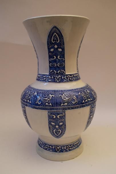 null Théodore DECK (1823-1891). Vase pansu et col en faïence émaillée bleue et blanc,...