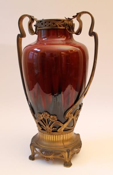 null Important vase Art Nouveau en faïence sang de bœuf à deux anses et décor de...