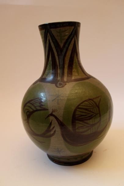 null Grand vase en faïence vernissée à motifs bruns sur fond vert. Marque au fond....