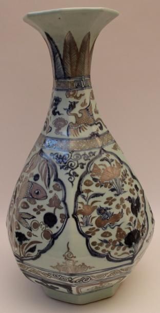 null Chine. Grand vase en porcelaine à décor d’oiseaux, poissons et canards, céladon....