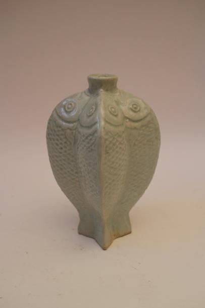 null Chine. Vase à base carrée en céramique figurant quatre poissons, céladon. Non...