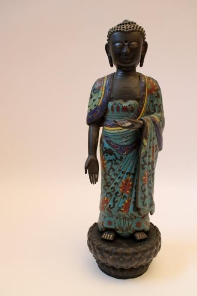 null CHINE : Bouddha debout en émaux cloisonnés, sur son socle en bronze patiné,...