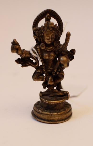 null Petit sujet en bronze de patiné doré représentant la dakini Vajravarahi auréolée,...