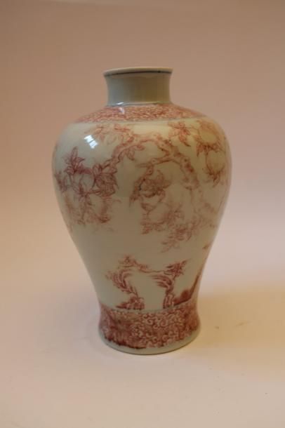 null Chine. Vase en porcelaine à décor de pêchers et frises rouges sur fond blanc,...