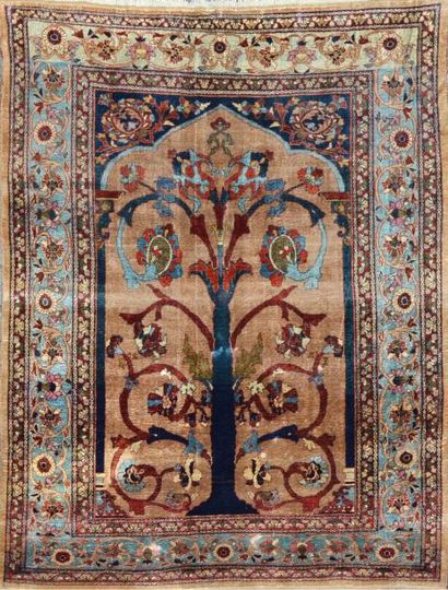 null Rare et original HERIZ en soie (Perse), fin 19ème siècle, forme prière

A mirghab...