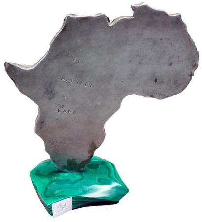 null Sculpture en forme d’Afrique en acier et malachite.

La base est en malachite...