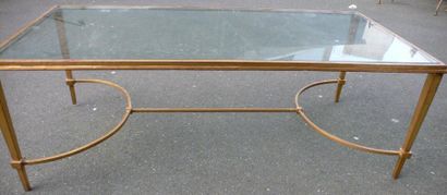 null Table basse en bronze doré et plateau de verre, entretoise. 39 x 114 x 53 c...