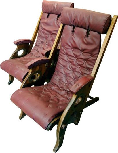 null Paire de fauteuils « Siesta » en cuir bordeau patiné et structure en bois d’hêtre.

dans...