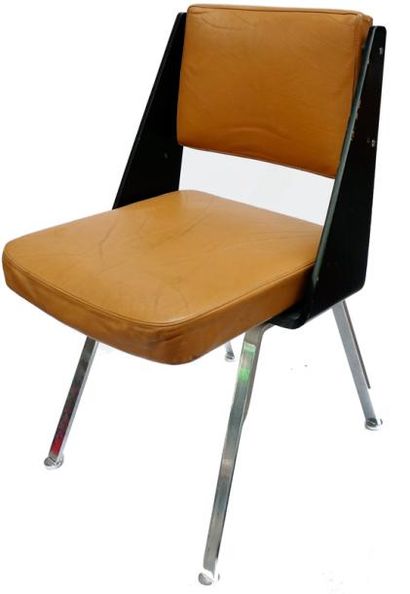 null 4 chaises avec accotoirs en bois laqué noir, dossier d’assise simili cuir moutarde...