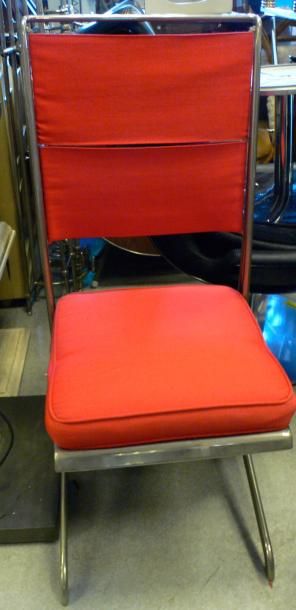 null Chaise de bureau pliante en métal et tissus rouge. Travail moderne