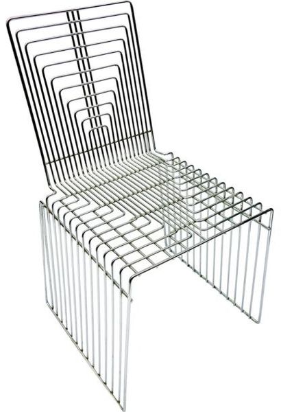 null Suite de six chaises en structure tubulaire fine en métal chromé.

H. 83 cm...