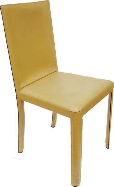 null série de 4 chaises en cuir jaune

H. 90 cm x L 42 cm x l. 40 cm