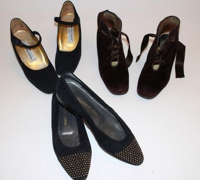 null Un lot de 3 paires de souliers: Une paire de bottines en velours brun et lacets...