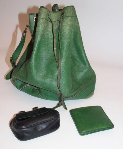 LOUIS VUITTON Sac «Noé» en cuir épis vert avec son portefeuille assorti (usures et...