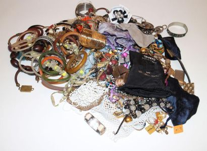 null Une boîte ronde contenant un lot important de bijoux fantaisie (colliers, boucles...