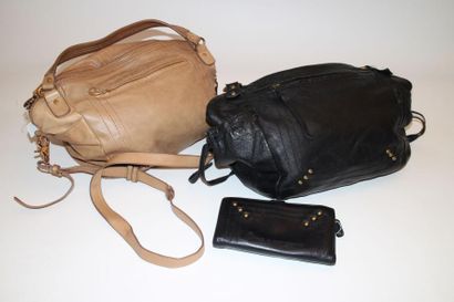 PAUL & JOE SISTER Un sac en cuir noir, un sac en cuir cognac et un portefeuille noir...