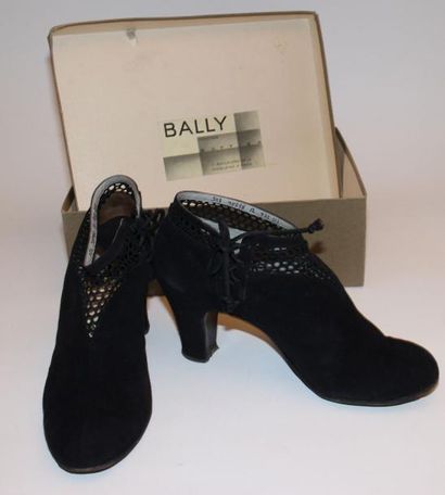 BALLY Une paire de bottines noires